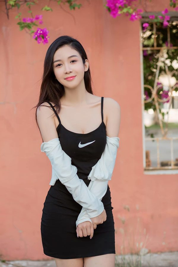 Hiểu được lợi thế của mình nên Mỹ Chi chăm diện trang phục khoe triệt để được vóc dáng của mình.