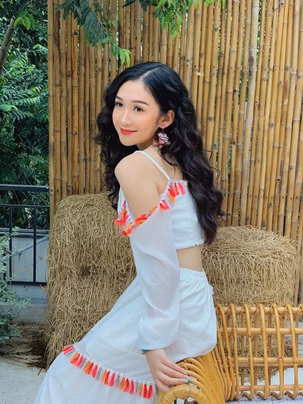 Nữ MC VTV từng cộng tác, dẫn chương trình du lịch có tên "Báu vật đại dương" trên kênh VTV9 - Đài truyền hình Việt Nam.