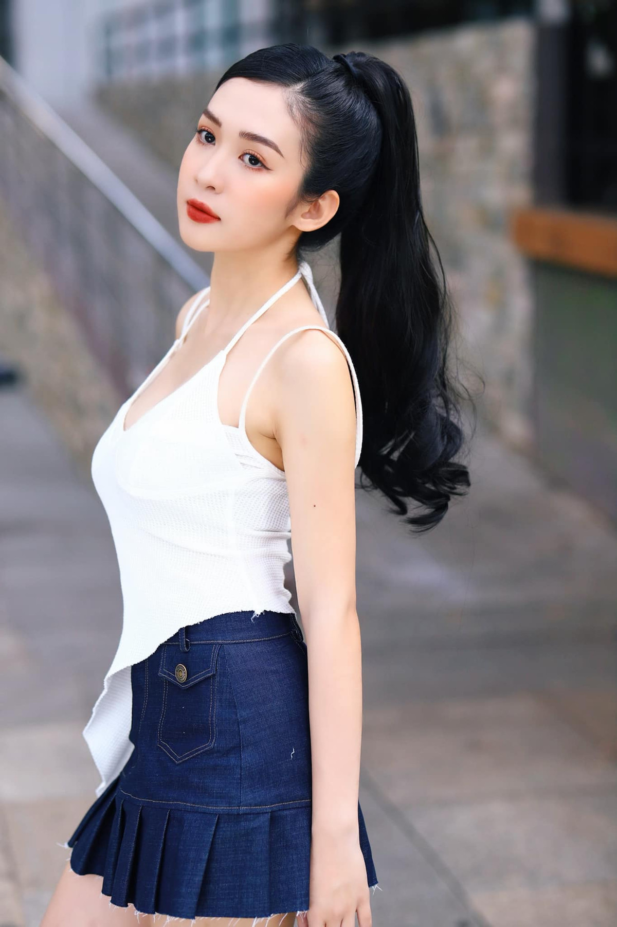 Mỹ Chi sở hữu nhiều danh hiệu sắc đẹp như Hoa khôi duyên dáng Phú Hòa 2019, Top 5 Miss MUCE open - Miss áo dài 2017, Top 8 Hoa khôi Nguyên Tiêu 2019,...