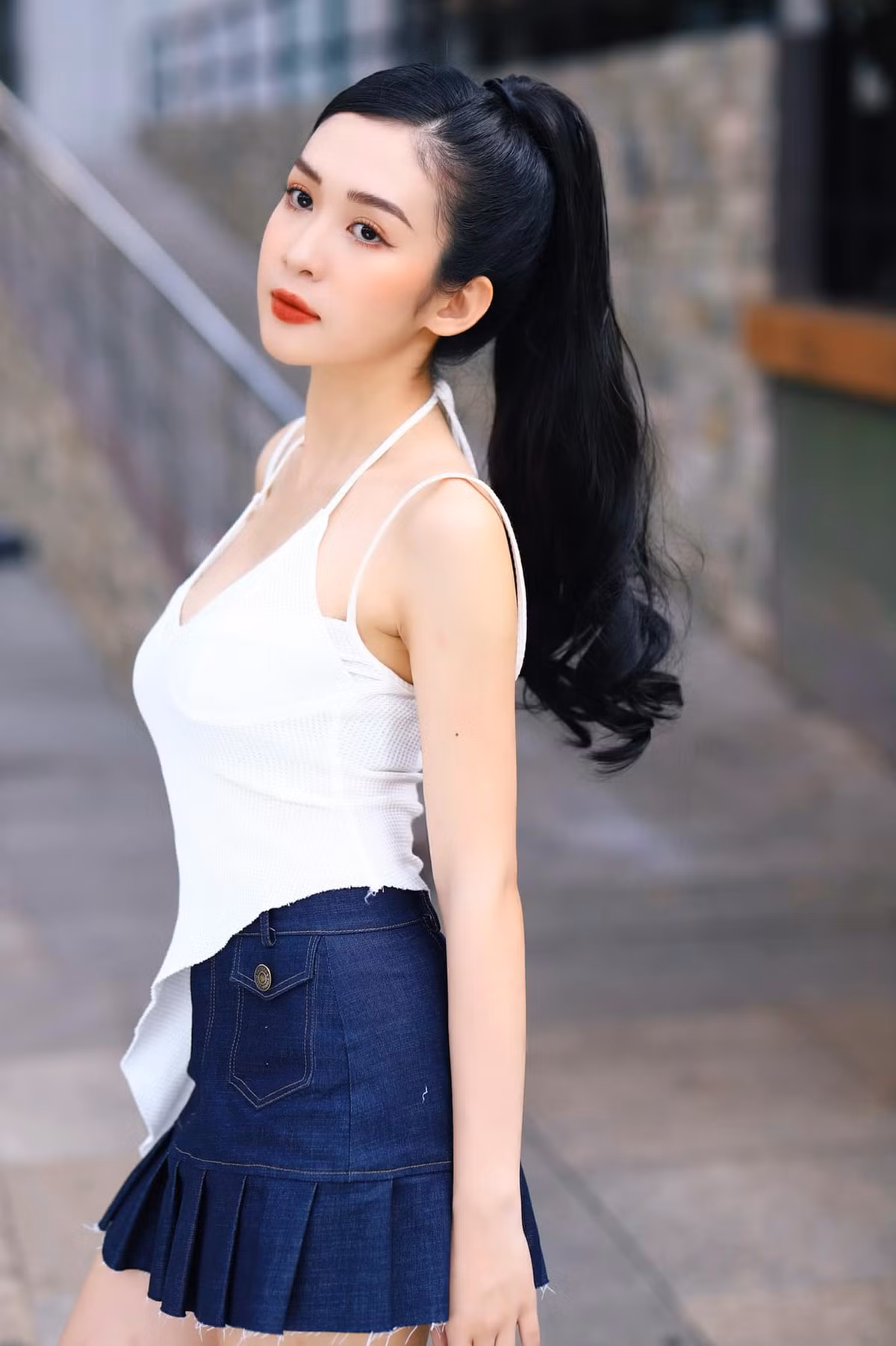 Mỹ Chi sở hữu nhiều danh hiệu sắc đẹp như Hoa khôi duyên dáng Phú Hòa 2019, Top 5 Miss MUCE open - Miss áo dài 2017, Top 8 Hoa khôi Nguyên Tiêu 2019,...