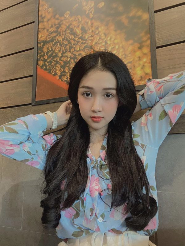 Tuy có vóc dáng bốc lửa nhưng Mỹ Chi lại sở hữu gương mặt baby, đáng yêu.