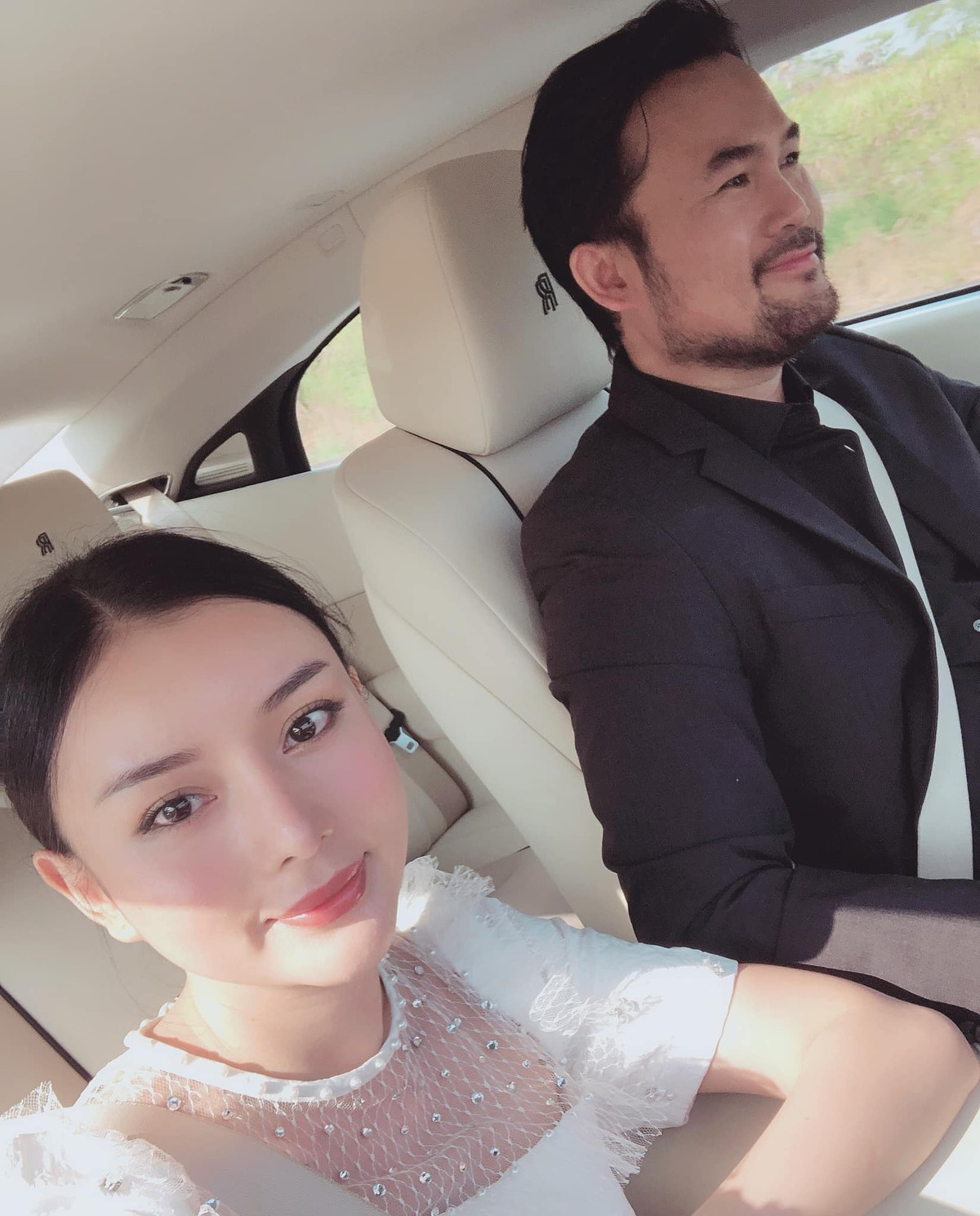 Ngoài nhan sắc "dao kéo", Angela Chu còn được biết là một trong những "lọ lem đời thực" khi từ cô gái có hoàn cảnh khó khăn trở thành phu nhân tỉ phú Thái Lan.