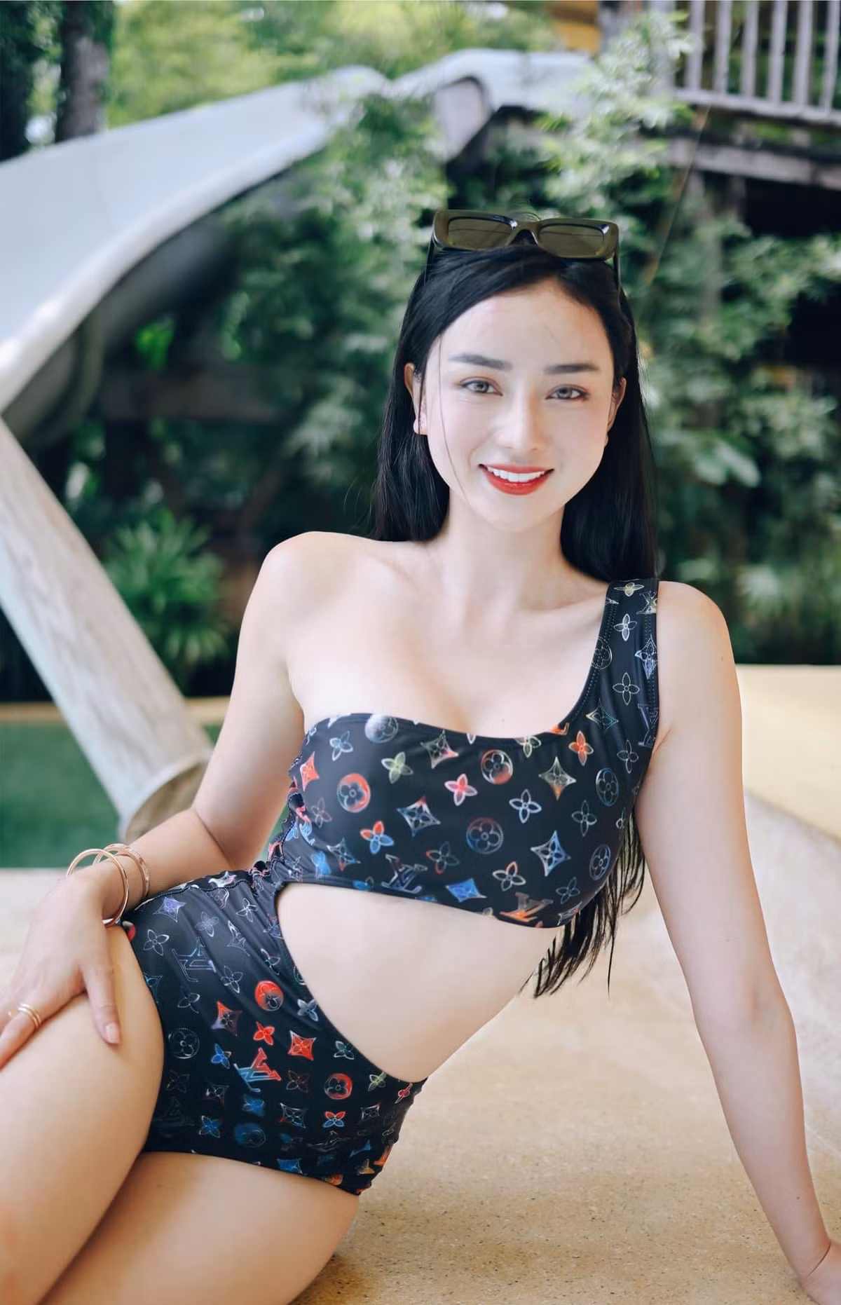 Nàng dâu hào môn có đời sống sang chảnh, ở cùng gia đình chồng trong khuôn viên rộng rãi và được cưng chiều hết mực.