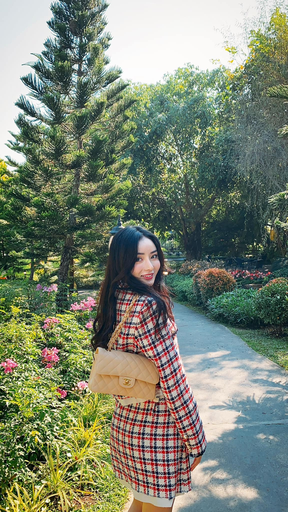 Trên trang cá nhân của mình, Angela Chu không ngần ngại chia sẻ về hôn nhân cũng như cuộc sống hạnh phúc bên chồng Thái Lan. Ảnh: FBNV