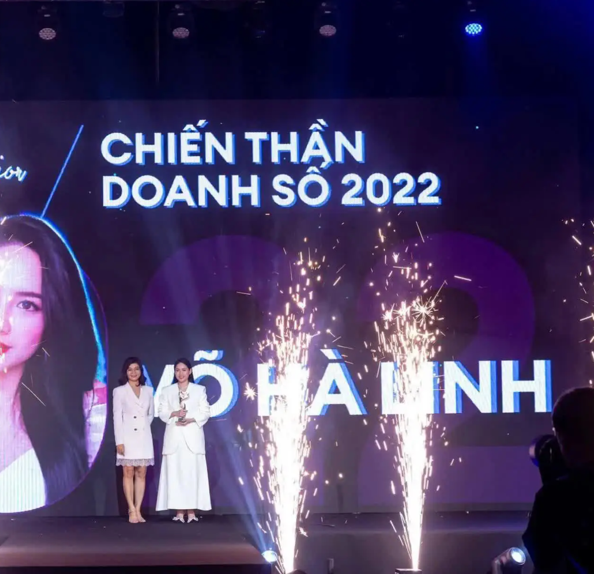 Phần lớn netizen phát hiện ra, Hà Linh có sự thay đổi rõ rệt. Giọng điệu của cô quá nhẹ nhàng, khác hẳn với cách nói chuyện đanh thép trước đây.