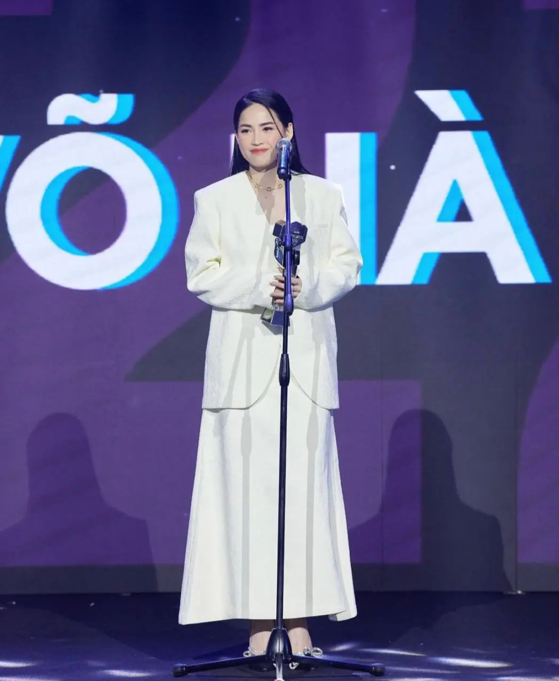 Hà Linh vô cùng tự hào khi cô đã ẵm được cả 3 giải thưởng trên tổng số 5 hạng mục được vinh danh trong sự kiện.