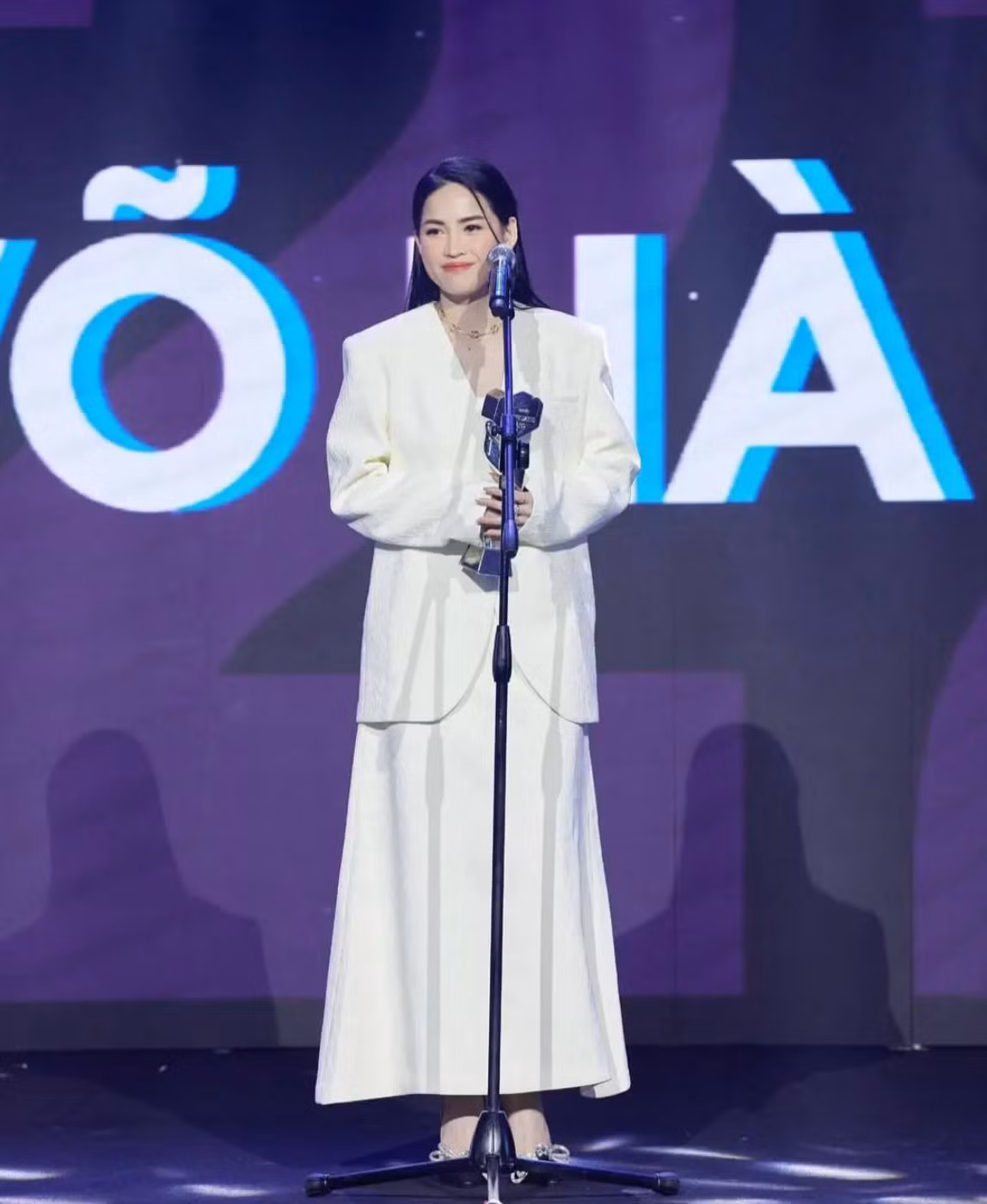 Hà Linh vô cùng tự hào khi cô đã ẵm được cả 3 giải thưởng trên tổng số 5 hạng mục được vinh danh trong sự kiện.