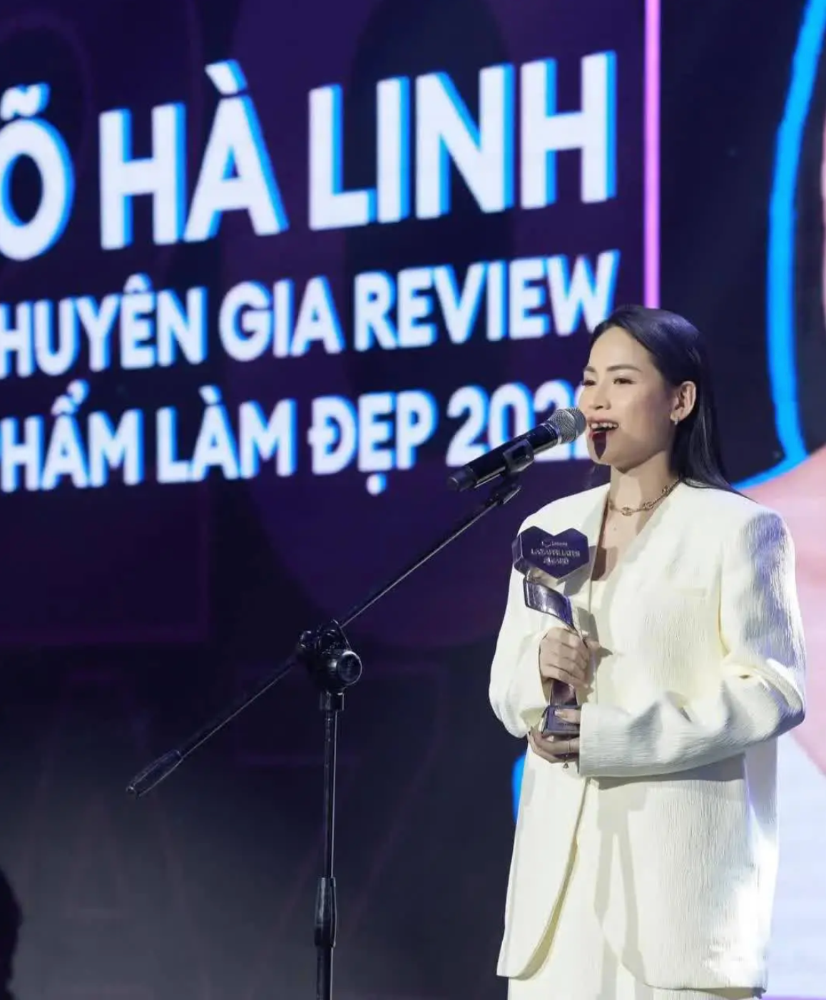 Trong đoạn clip cô nàng cũng chia sẻ về niềm vui, hạnh phúc sau khoảng 4 năm làm reviewer thì đây là lần đầu tiên cô nàng được tham dự một sự kiện trao giải.