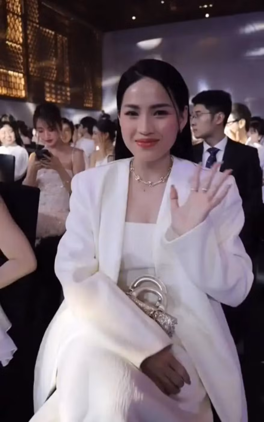 Mới đây, nữ TikToker bỗng đăng tải một đoạn clip trên trang cá nhân của mình với tựa đề "Phải cố gắng nhiều hơn nữa".