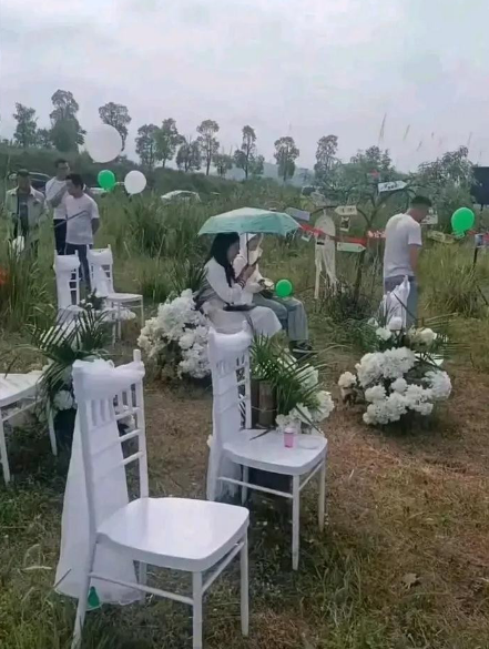 Đám cưới độc lạ này tổ chức tại một bãi đất trống gần bìa rừng để đặt bàn ghế, dựng khu lễ đường. Đáng nói, khung cảnh xung quanh với quá nhiều cây cỏ dại mọc um tùm cùng thiết kế rạp cưới sơ sài, nhếch nhác khiến đám cưới vốn là ngày vui thì lại khiến quan khách có cảm giác "sợ sợ".