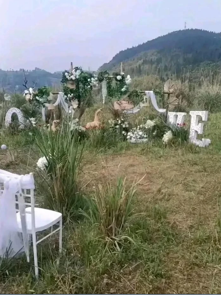 Lam dam cuoi hoa minh thien nhien, cap doi khien netizen ta hoa