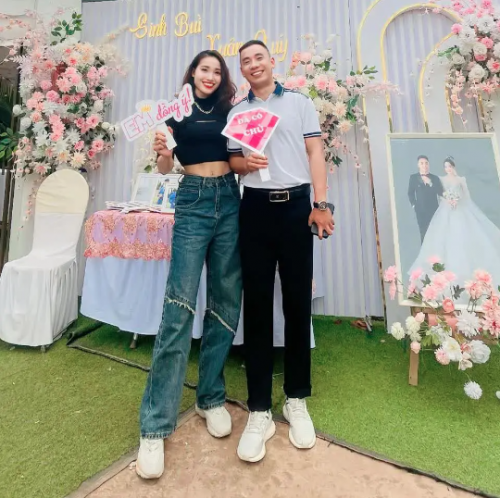 Lẽ ra, đám cưới của cặp đôi đã diễn ra vào tháng 3 năm nay nhưng nữ VĐV mong muốn tập trung toàn bộ sức lực cho việc thi đấu cho đội tuyển điền kinh Việt Nam nên cô đã tạm hoãn đám cưới của mình.