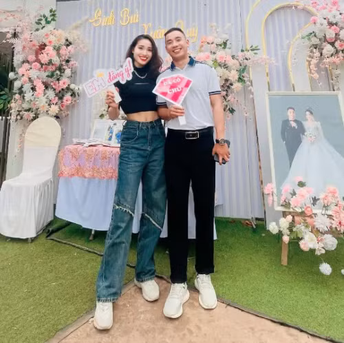 Lẽ ra, đám cưới của cặp đôi đã diễn ra vào tháng 3 năm nay nhưng nữ VĐV mong muốn tập trung toàn bộ sức lực cho việc thi đấu cho đội tuyển điền kinh Việt Nam nên cô đã tạm hoãn đám cưới của mình.