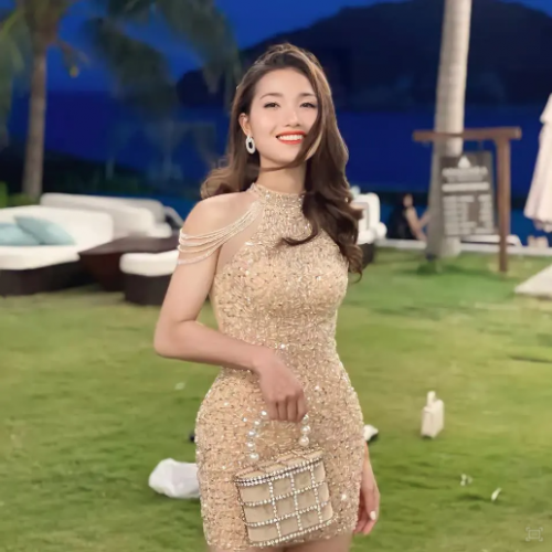 Nguyễn Linh Na sinh năm 1997, hiện đang là trung úy QNCN. Đơn vị chủ quản của cô là Trung tâm Thể dục thể thao Quân đội, Cục Quân huấn, Bộ Tổng Tham mưu.