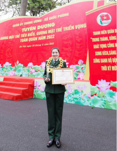 Nữ trung úy ngoài đời sở hữu nhan sắc xinh đẹp và làn da trắng trẻo gây sức hút với người đối diện.