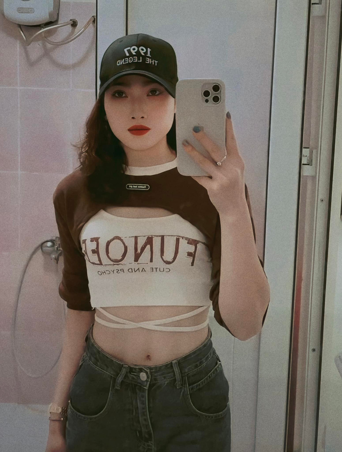 Trên trang cá nhân hơn 5 ngàn theo dõi, Linh Na thường xuyên chia sẻ hình ảnh về bản thân, đặc biệt là vóc dáng săn chắc, thon gọn.