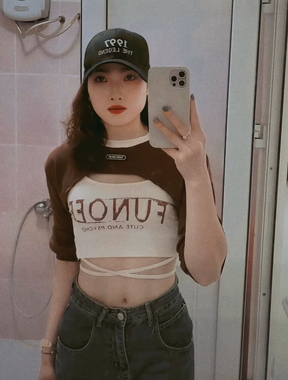 Trên trang cá nhân hơn 5 ngàn theo dõi, Linh Na thường xuyên chia sẻ hình ảnh về bản thân, đặc biệt là vóc dáng săn chắc, thon gọn.