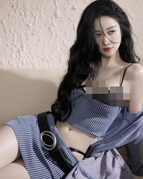 Mỗi mùa hè, Jun Vũ dành nhiều thời gian cho những chuyến vi vu ở biển. Cô tranh thủ khoe đường cong với các kiểu bikini mảnh, không thể táo bạo hơn.