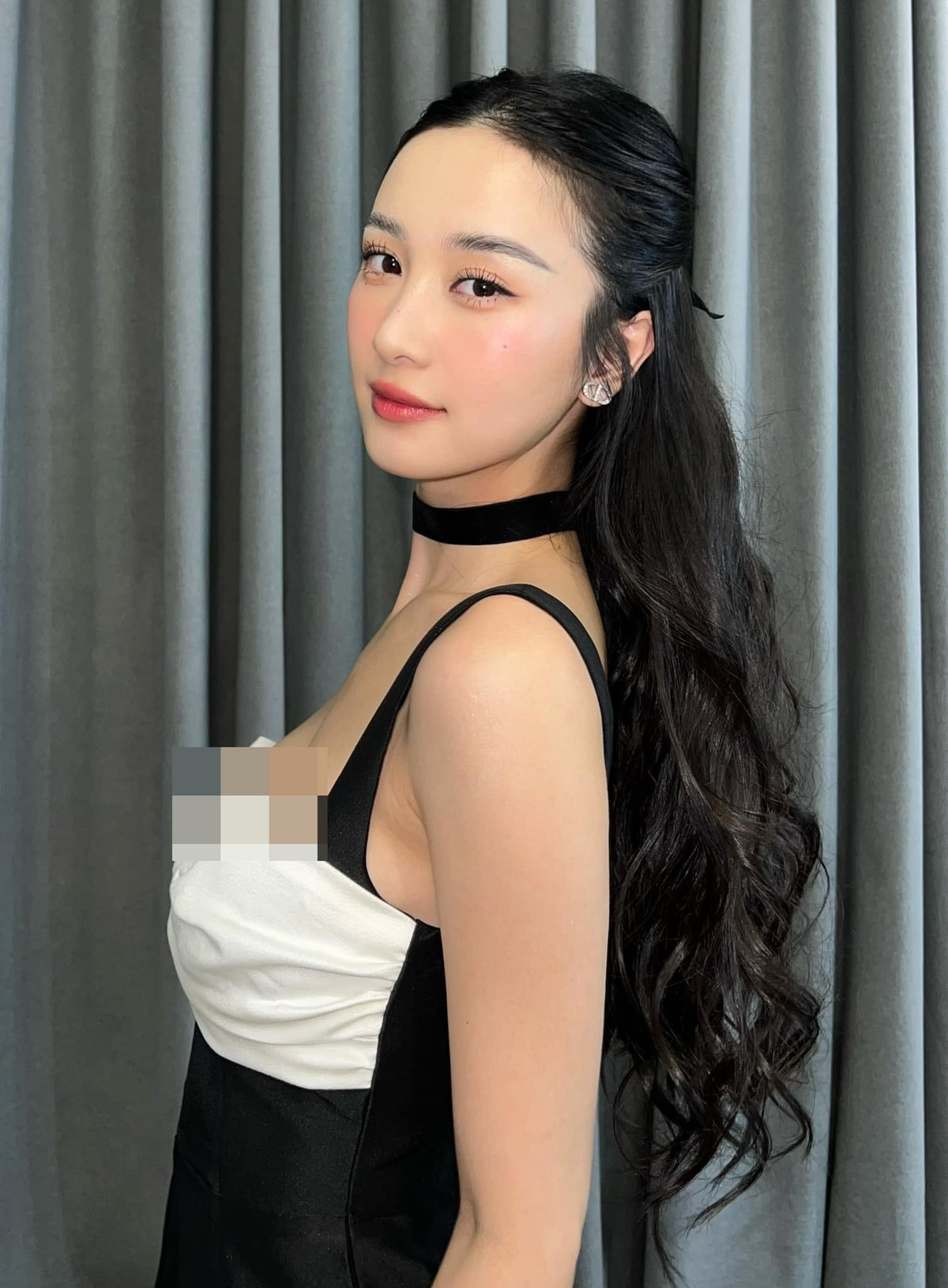 Trước đó, cô nàng không ngần ngại tiết lộ chuyện mình đã tu sửa chúng để trông hấp dẫn hơn. Ảnh: FBNV