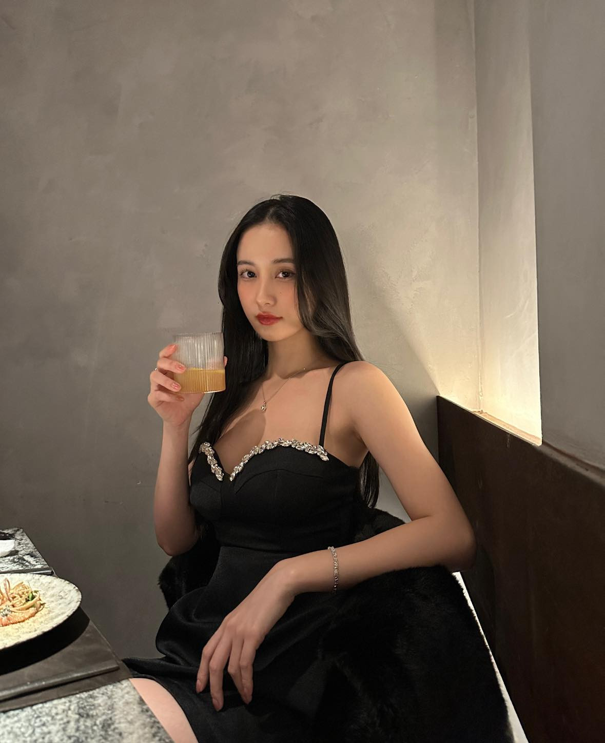 Dù không sở hữu chiều cao quá nổi bật song vòng eo dưới 60cm cùng vòng một đầy đặn giúp người đẹp 9X tự tin khi theo đuổi phong cách gợi cảm.