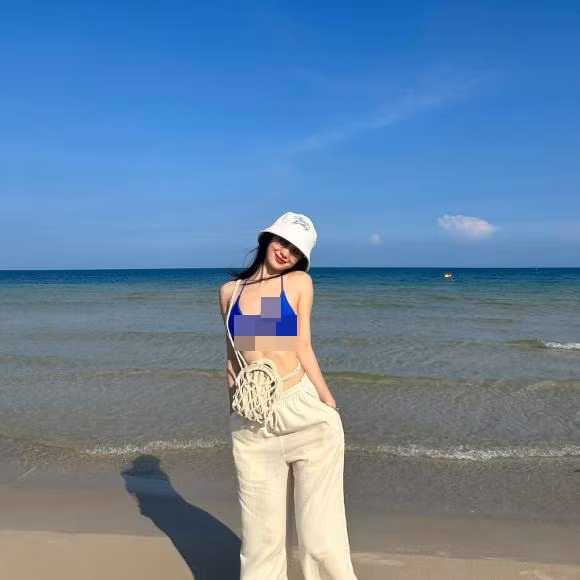 Từ khi phẫu thuật "nâng cấp" vòng một, người đẹp không e ngại những kiểu váy áo hở ngực triệt để.