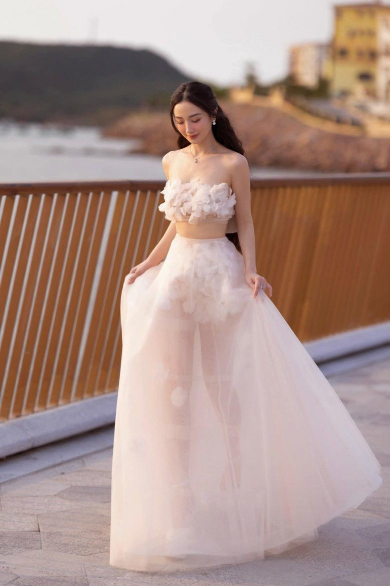 “Hot girl tra sua” khoe vong 1 “nhan tao”, nong bong tot do