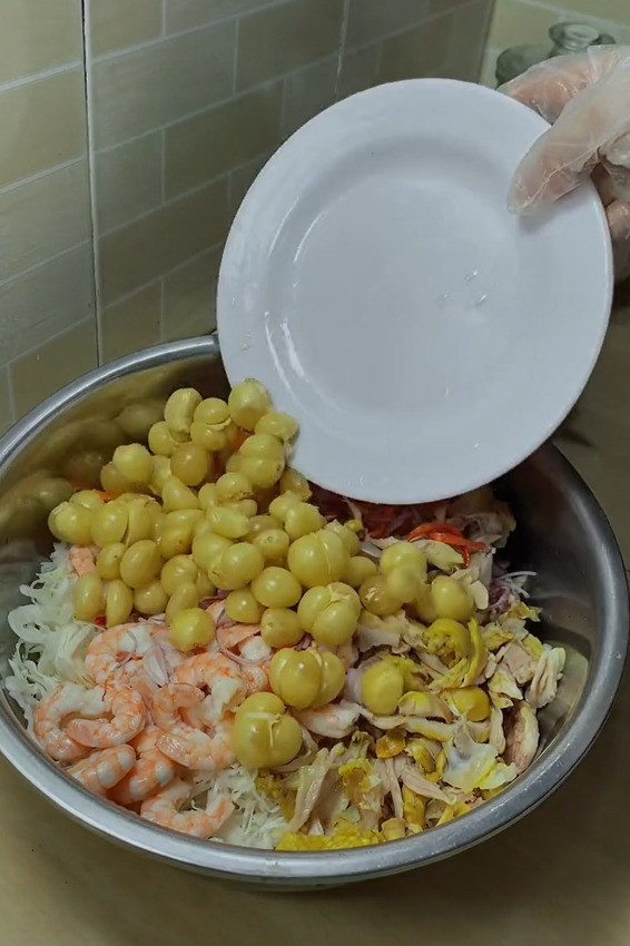 Chỉ cần gõ từ khóa "gỏi gà măng cụt" trên các nền tảng mạng xã hội như có thể thấy vô số những hình ảnh, clip người người rủ nhau tìm mua, hướng dẫn cách chế biến món ăn này. Ảnh: Tiin.vn