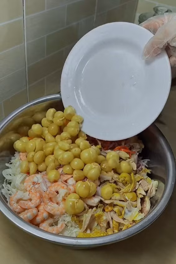 Chỉ cần gõ từ khóa "gỏi gà măng cụt" trên các nền tảng mạng xã hội như có thể thấy vô số những hình ảnh, clip người người rủ nhau tìm mua, hướng dẫn cách chế biến món ăn này. Ảnh: Tiin.vn