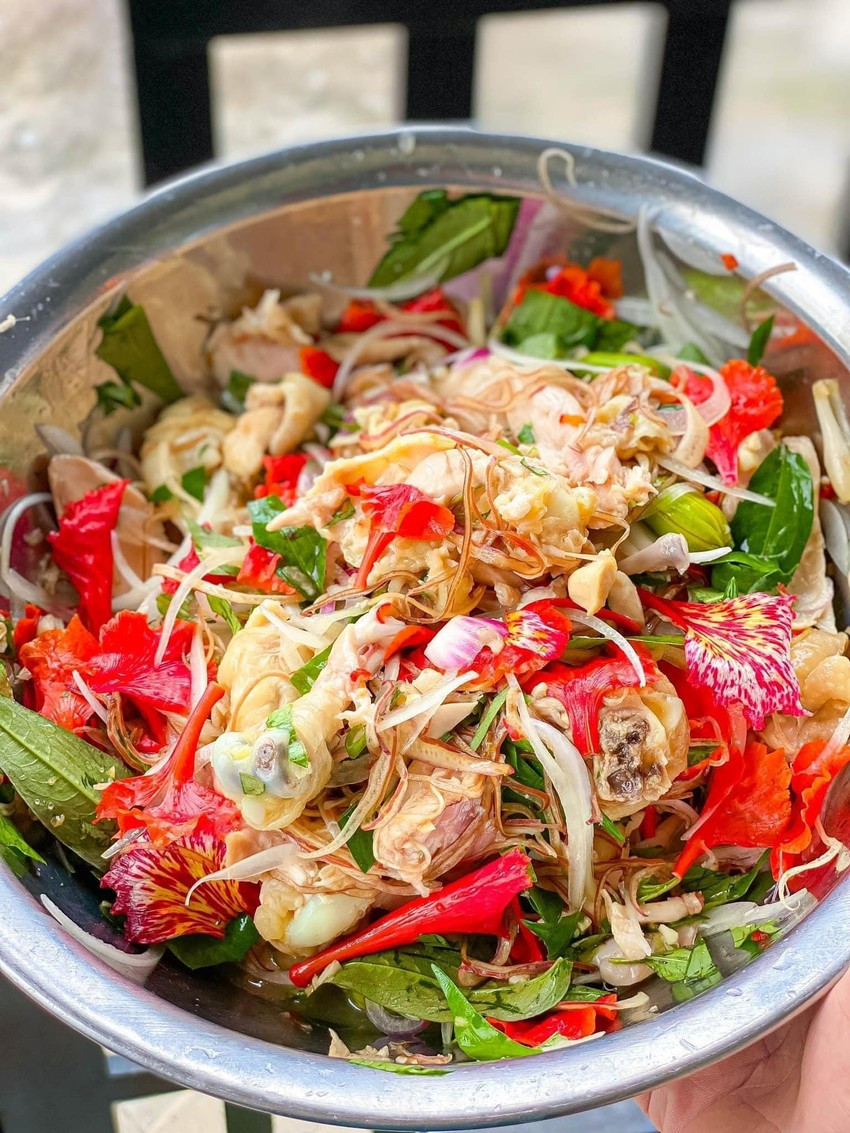 Hoa phượng không chỉ gợi nhớ về tuổi thơ cắp sách đến trường của nhiều thế hệ học sinh, mà hiện nay vào mùa hè đây còn là món ăn thanh mát, dễ làm và nguyên liệu miễn phí. Ảnh: Facebook