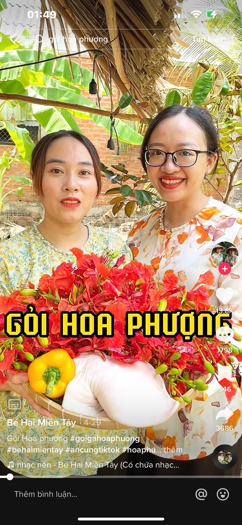 Không riêng hoa giấy, hoa phượng đỏ trộn gỏi tiếp tục dậy sóng, khiến ai cũng muốn thử món ăn độc đáo này. Nhiều cư dân mạng tỏ ra khá bất ngờ khi biết hoa phượng cũng có thể ăn được. Ảnh: Chụp màn hình