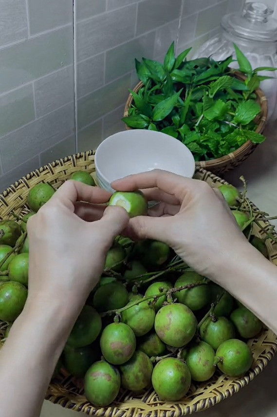 Một trong những món mở đầu là gỏi gà măng cụt xanh nổi lên như một trào lưu ăn uống. Ảnh: Tiin.vn