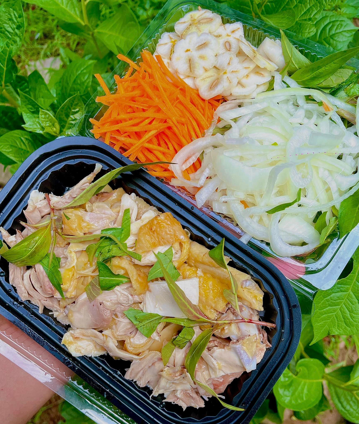 Chỉ sau một thời gian nổi đình đám, món ăn từ măng cụt xanh đã không còn lẻ bóng khi có thêm hàng loạt món mới từ hoa nổi lên khắp cõi mạng. Ảnh: Linh Hoàng