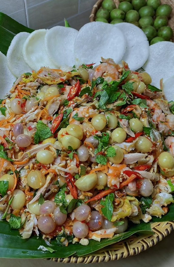 Thời gian gần đây, mạng xã hội liên tiếp xuất hiện nhiều món ăn từ trái cây nhằm giải nhiệt mùa hè độc đáo. Ảnh: Tiin.vn