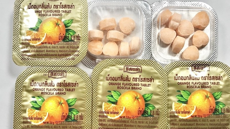 Những viên kẹo C hình trái tim là món quà vặt mà hầu như đứa trẻ nào thời ấy đều không thể không biết. Đựng trong chiếc hộp bé xinh, chỉ có vài viên nhưng hương vị chua chua của những viên kẹo ấy làm cho chúng ta cứ nhớ mãi không quên cho đến tận bây giờ.