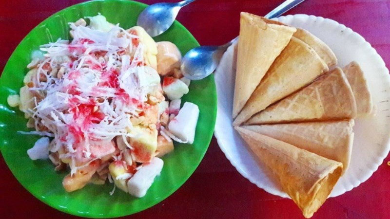 Lại thêm một món kem trường tồn cùng năm tháng nữa, đó chính là kem ký. So với những món kem thời 8x, 9x đời đầu thì kem ký thuộc hàng "sang chảnh" hơn, bởi món kem này không bán rong như kem que, kem túi. Muốn ăn bạn phải vào quán, ngồi trên bàn ghế đàng hoàng.