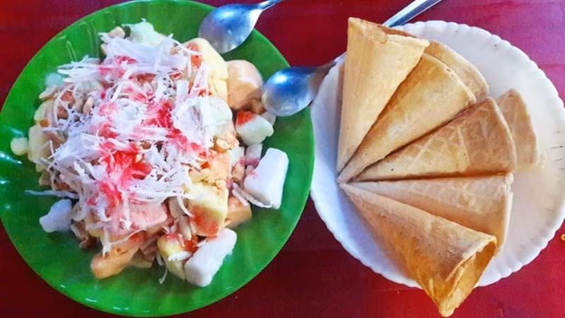 Lại thêm một món kem trường tồn cùng năm tháng nữa, đó chính là kem ký. So với những món kem thời 8x, 9x đời đầu thì kem ký thuộc hàng "sang chảnh" hơn, bởi món kem này không bán rong như kem que, kem túi. Muốn ăn bạn phải vào quán, ngồi trên bàn ghế đàng hoàng.