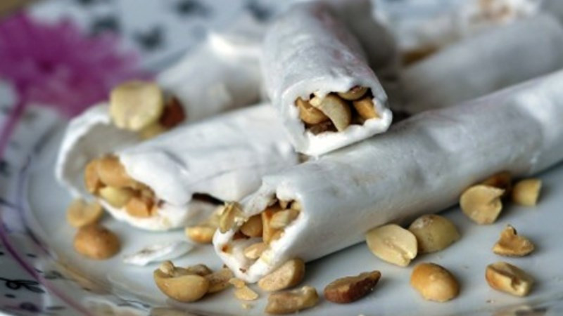 Bên cạnh kẹo chỉ, kẹo kéo cũng là món ăn tuổi thơ đáng nhớ. Chỉ với vài thanh kẹo trắng tinh, cuộn cùng những hạt đậu phộng rang là món ăn vặt "bất hủ" đã được ra lò.