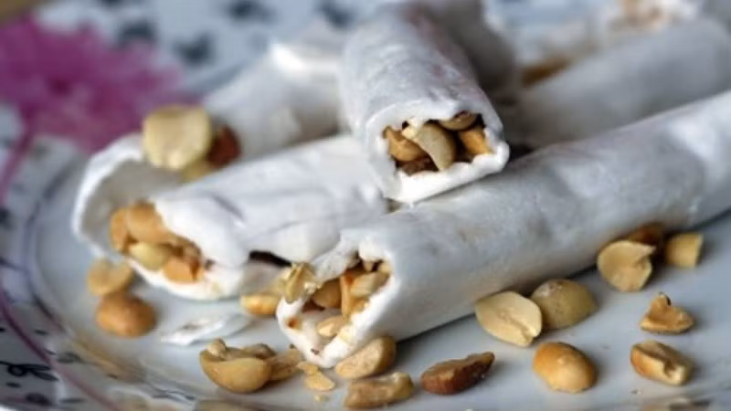 Bên cạnh kẹo chỉ, kẹo kéo cũng là món ăn tuổi thơ đáng nhớ. Chỉ với vài thanh kẹo trắng tinh, cuộn cùng những hạt đậu phộng rang là món ăn vặt "bất hủ" đã được ra lò.