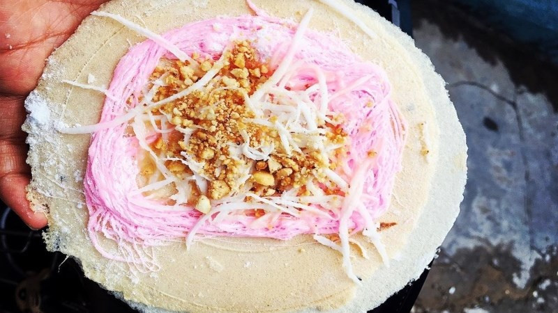 Nhắc đến những món ăn tuổi thơ không thể quên được kẹo chỉ, cảm giác thích thú thuở bé mỗi khi thấy chiếc xe kẹo chỉ chạy xung quanh vẫy chuông mời gọi thế hệ 8x, 9x vẫn nhớ như in.