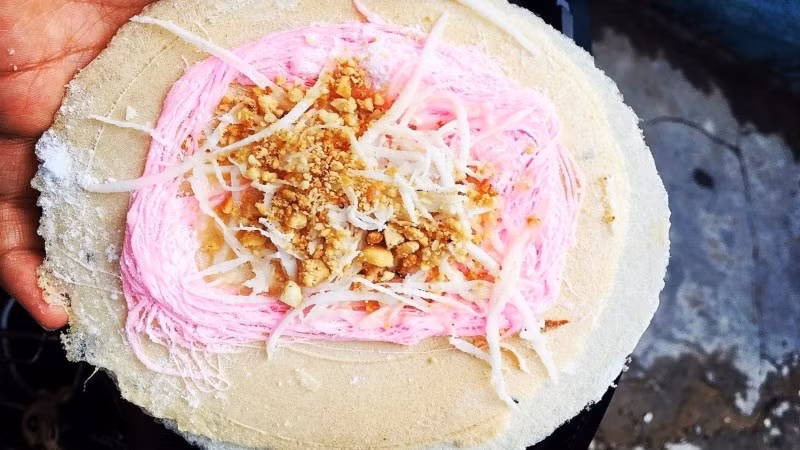 Nhắc đến những món ăn tuổi thơ không thể quên được kẹo chỉ, cảm giác thích thú thuở bé mỗi khi thấy chiếc xe kẹo chỉ chạy xung quanh vẫy chuông mời gọi thế hệ 8x, 9x vẫn nhớ như in.