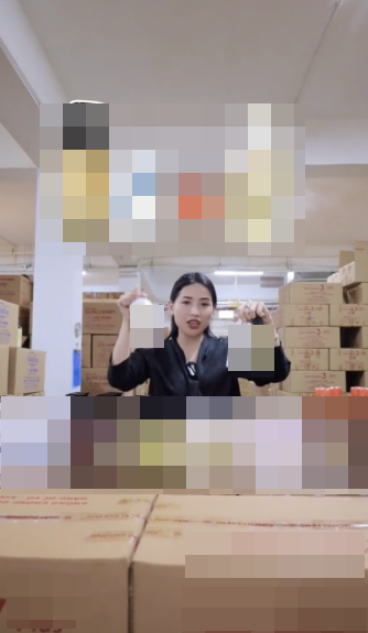 Cụ thể, Võ Hà Linh quảng cáo có phần từ tốn và rõ ràng hơn hẳn, không nhập nhằng, giật tít gây hiểu nhầm như trước nữa. Dưới phần bình luận, rất nhiều người tỏ ra hứng khởi và tò mò với lần trở lại sắp tới của Võ Hà Linh. Ảnh: Chụp màn hình TikTok Võ Hà Linh