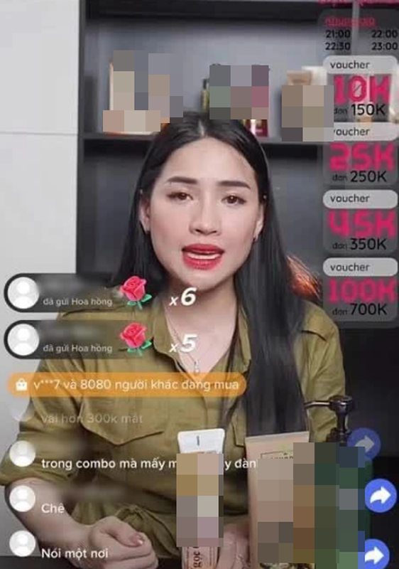 Lần livestream bán sản phẩm này, dù đạt kỷ lục như lần trước nhưng "chiến thần reivew" lại gây tranh cãi vì ""bán phá giá" một sản phẩm dầu gội. Trước thắc mắc của netizen, cô khẳng định không có dầu gội xanh 18K và nâu 11K mà là hình thức mua combo khuyến mãi. Ảnh: Chụp màn hình TikTok Võ Hà Linh