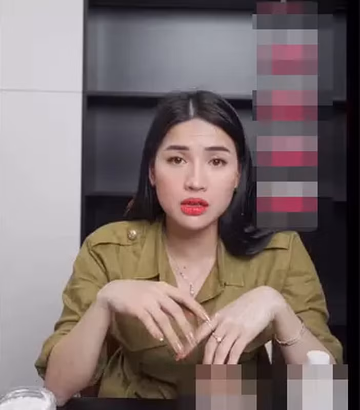 Cụ thể, vào ngày 4/4 Võ Hà Linh lập kỷ lục hút hơn 300 ngàn người xem cùng lúc, 80.000 lượt xem, 11 triệu lượt thả tim và 58.000 người mua hàng cùng lúc khiến TikTok Shop Đông Nam Á sập sàn, với doanh thu ước tính của buổi livestream bán hàng là 1,5 triệu USD. Ảnh: Chụp màn hình TikTok Võ Hà Linh