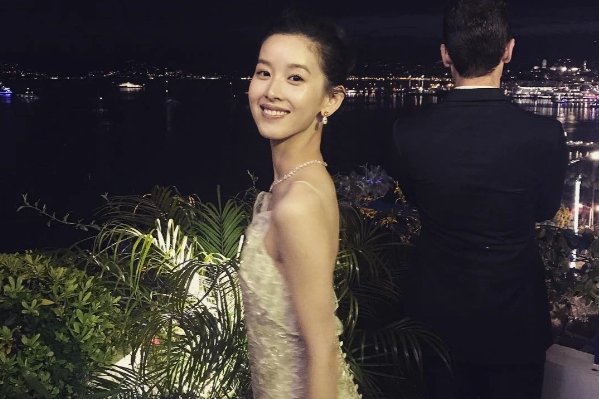 Người đẹp 30 tuổi đang thực hiện công việc đầu tư và làm cố vấn thời trang cho mảng sản phẩm cao cấp của tập đoàn JD.com.