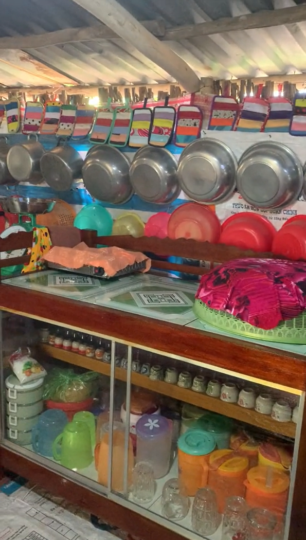 Khi chia sẻ hình ảnh căn bếp gọn gàng lên mạng xã hội, dân tình không khỏi thích thú và luôn miệng khen ngợi cho sự gọn gàng của người phụ nữ.