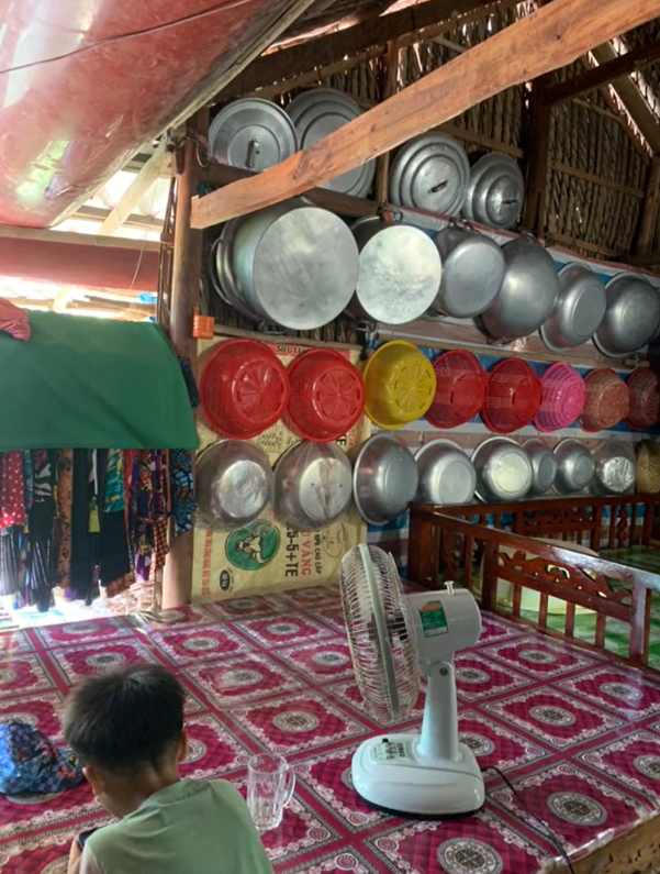 Nhìn những kệ để chén, tủ bếp có thể thấy người phụ nữ đã sắp xếp từng vật dụng rất cẩn thận.