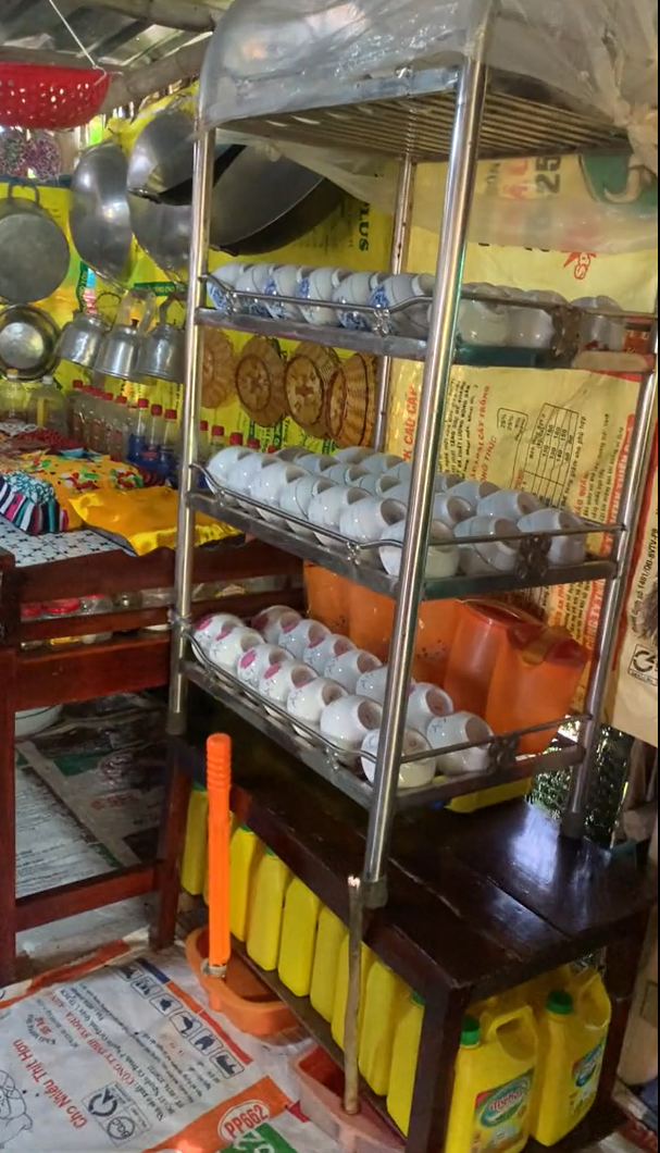Mỗi cái chén, chai nhựa được xếp thẳng tấp, ngay ngắn.