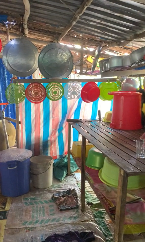 Theo đoạn clip ghi lại, căn nhà này rất đơn sơ và giản dị, gần như không có thứ đồ gia dụng nào đắt tiền, thế nhưng mọi thứ nơi đây đều được sắp xếp gọn gàng, ngăn nắp từng chút một.