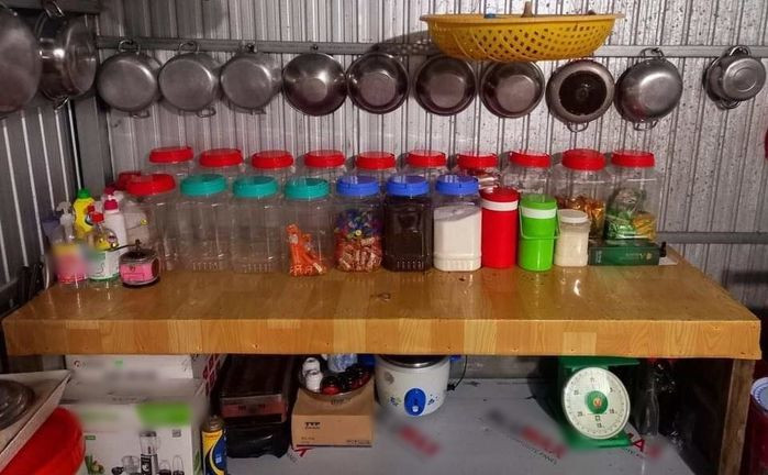 "Bát, đĩa, xoong, nồi… món nào cũng sạch sẽ, bóng loáng. Nhìn là thấy cô chu đáo và khá kĩ tính", "Ngưỡng mộ cô ghê, gọn gàng chuẩn chỉnh không chê vào đâu được",...là một số bình luận khen ngợi của cư dân mạng.