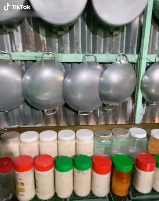 Nhìn vào căn bếp ấy có thể thấy mỗi loại vật dụng đều có vị trí riêng, được sắp xếp gọn ghẽ.